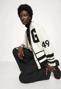 Gant V-Neck Cardigan - Cardigan - Ebony Black -Esprid Shop 01a0345be0b2452286a8a41621dab1b6 scaled