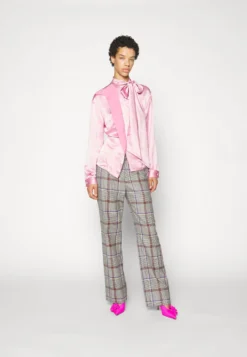 Victoria Beckham Scarf Neck Blouse - Button-Down Blouse - Rose -Esprid Shop 04bb68c41d494c859e05799bc07d26d0 scaled