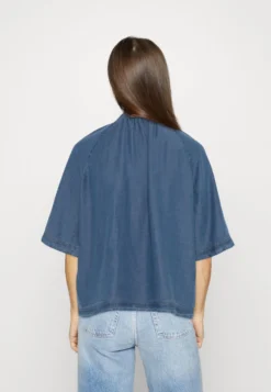 Marc O'Polo Short Sleeve Stand Up Collar Pleats At Neckline - Blouse - Mid Blue -Esprid Shop 075ce387b7eb447d98bc685e87555d10 scaled