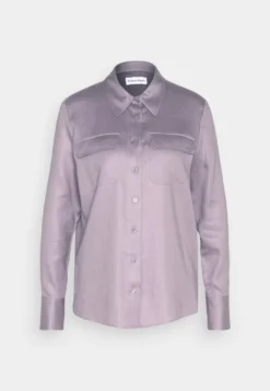 Calvin Klein Pocket Shirt - Button-Down Blouse - Purple Calla -Esprid Shop 085d215418514dc18229e1e361cbb116 scaled