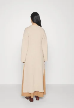 By Malene Birger Carlyn - Cardigan - Twill Beige -Esprid Shop 08ad75ed97ad43a29f389c0d0403d47c scaled
