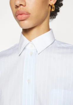 Victoria Beckham Oversized Mens - Button-Down Blouse - Sky Blue/White -Esprid Shop 1396aa45f3f24538b13564280d374ca7 scaled