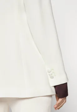 Emporio Armani Blazer - White -Esprid Shop 14f8537dcae7468aa7a72a38f1a568c4 scaled