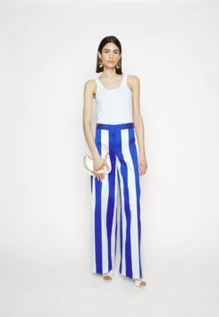 MOSCHINO Nautical Group - Trousers - Fantasy Light Blue -Esprid Shop 178e045d7e5141d5b28ca9a0813462d4 scaled
