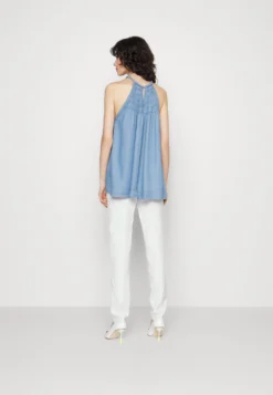 Emporio Armani Trousers - Trousers -Esprid Shop 1d233f36d67b49178d085c6a0482008b scaled