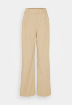 Gant Relaxed - Trousers - Dark Khaki -Esprid Shop 22ee0f002abe4e44bd50f60696f16bce scaled