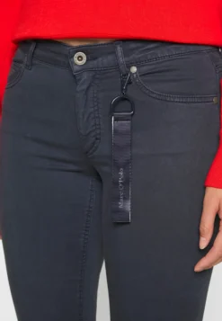 Marc O'Polo Lulea - Trousers - Midnight Blue 9 Marc O'Polo Lulea - Trousers - Midnight Blue -Esprid Shop 2c65f36c68744c7b8af5c84e7cb11844 scaled