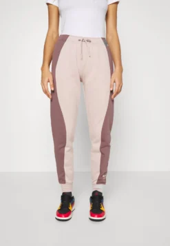 Nike Sportswear Air - Tracksuit Bottoms - Fossil Stone/Plum Eclipse -Esprid Shop 2cd128d57c2c44c58c90d279599fed33 scaled