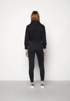 Nike Sportswear Club Pant Tight - Tracksuit Bottoms - Black/White -Esprid Shop 319f19a970224fccbedbbeb933b4d7a2 scaled