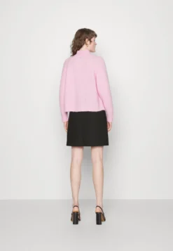 MOSS COPENHAGEN Kalaya Skirt - Mini Skirt - Black 7 MOSS COPENHAGEN Kalaya Skirt - Mini Skirt - Black -Esprid Shop 3296833ea6cc497dbe39538ae6361364 scaled