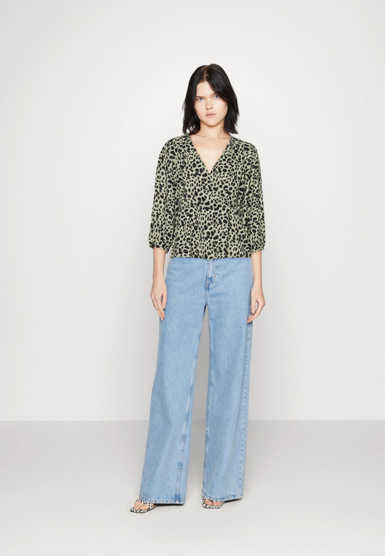 ONLY Onlmasumi Wrap - Blouse - Agave Green/Black 2 ONLY Onlmasumi Wrap - Blouse - Agave Green/Black - Image 2