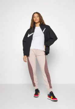 Nike Sportswear Air - Tracksuit Bottoms - Fossil Stone/Plum Eclipse -Esprid Shop 34417e82e7b44105aa959a7bd749308f scaled