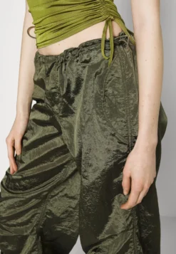 Iets Frans... Shiny Baggy Tech - Trousers -Esprid Shop 35d0e33ea9004e34ac48ee4b0529532b scaled