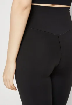 Aerie Real Me Crossover Flare - Trousers - True Black -Esprid Shop 35e9f5691be74a4aaf17ac67c150f238 scaled