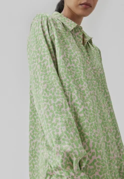Modström Clarke Print Shirt - Button-Down Blouse - Classic Green -Esprid Shop 36f97003e90c40c3968722915530ce9d scaled