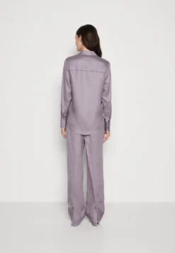 Calvin Klein Pocket Shirt - Button-Down Blouse - Purple Calla -Esprid Shop 3b77becc746d4d5493478bbc66d3c658 scaled