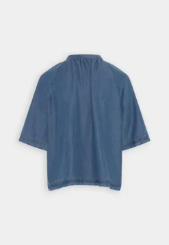 Marc O'Polo Short Sleeve Stand Up Collar Pleats At Neckline - Blouse - Mid Blue -Esprid Shop 3c1422afda8940f9ba7b1336d92c1ac5 scaled