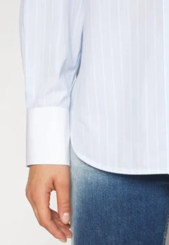 Victoria Beckham Oversized Mens - Button-Down Blouse - Sky Blue/White -Esprid Shop 4cb99a32b2ac4bd1805116df2493abf0 scaled