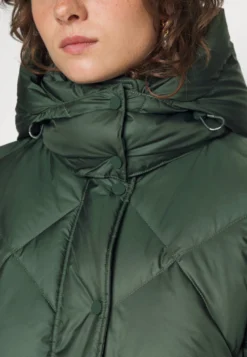 Marc O'Polo Diamond Quilting Detachable Hood Welt Poc - Down Jacket - Pine Forest -Esprid Shop 50780b01c02e4e79a0b5ad4740a26ff8 scaled