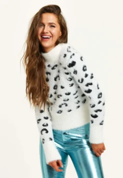 Liquorish Fluffy High Neck - Jumper - White -Esprid Shop 51e3f441fc41487b987bb0a7e73fdfbe scaled