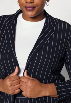 ONLY CARMAKOMA Carsania- Blazer - Night Sky Stripes/Cloud Dancer 11 ONLY CARMAKOMA Carsania- Blazer - Night Sky Stripes/Cloud Dancer -Esprid Shop 5274216a4131437aa576fa5ea3202ab8 scaled