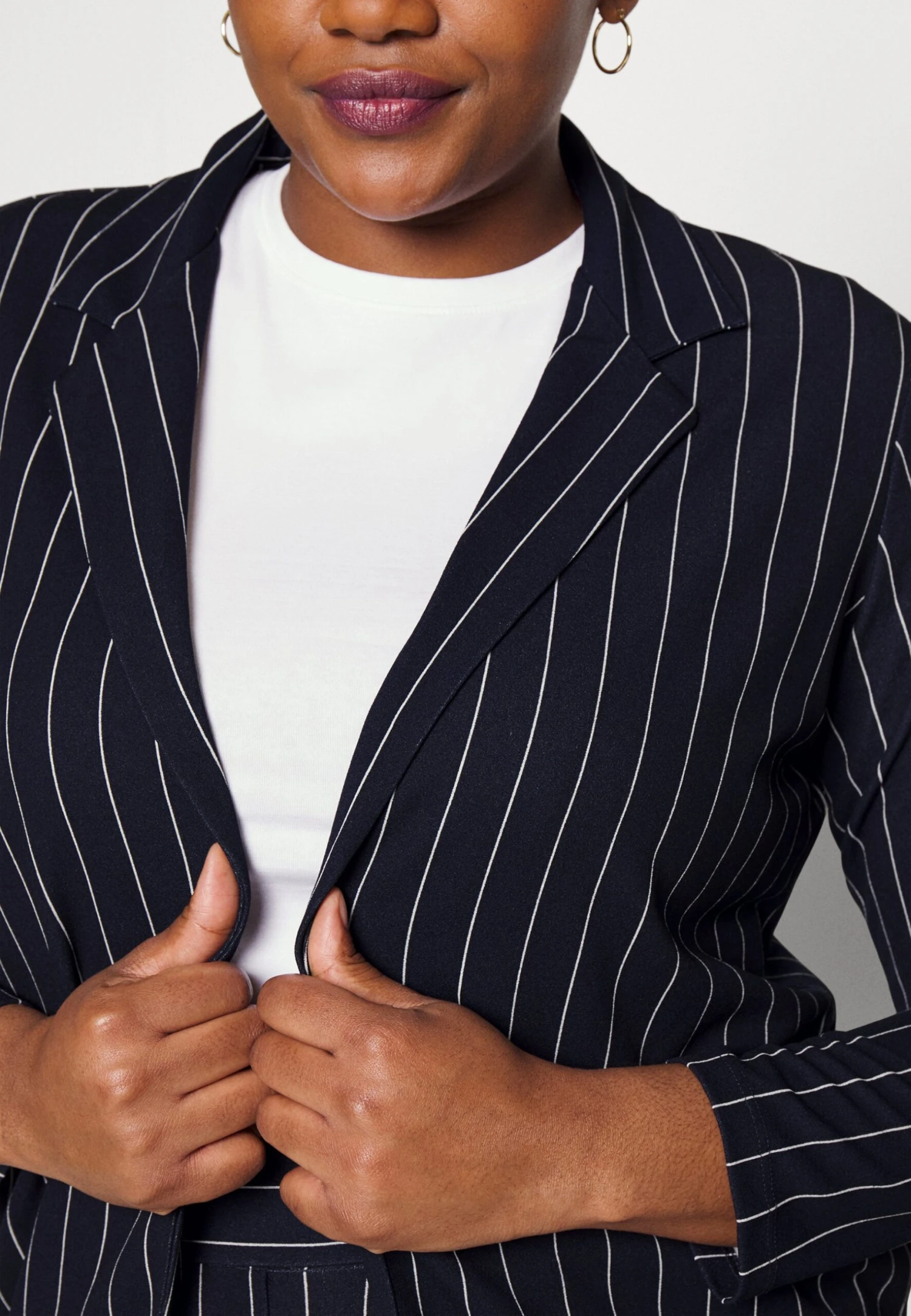 ONLY CARMAKOMA Carsania- Blazer - Night Sky Stripes/Cloud Dancer 6 ONLY CARMAKOMA Carsania- Blazer - Night Sky Stripes/Cloud Dancer - Image 6