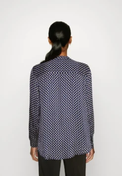 Emily Van Den Bergh Blouse - Blouse - Navy/White -Esprid Shop 52a50d0f21c440aca4b5ce32c695174c scaled