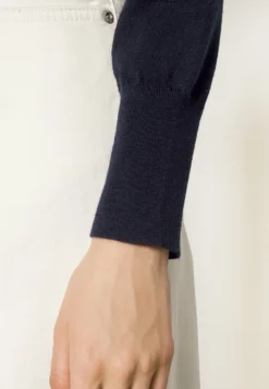 Filippa K R Neck - Jumper - Navy -Esprid Shop 5447359280da47b283e08389bf27c82d scaled