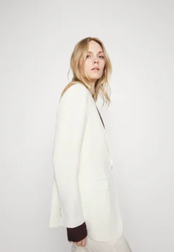 Emporio Armani Blazer - White -Esprid Shop 56cbc9c3d98f47e2ae6807bb9627c006 scaled