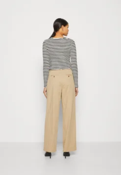 Gant Relaxed - Trousers - Dark Khaki -Esprid Shop 596d4e2e23cb4870b9367757872021ab scaled