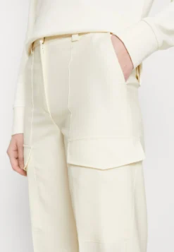 Gant Fluid Pants - Cargo Trousers - Cream 11 Gant Fluid Pants - Cargo Trousers - Cream -Esprid Shop 5d38573e48a54149b5b555081ac0effc scaled