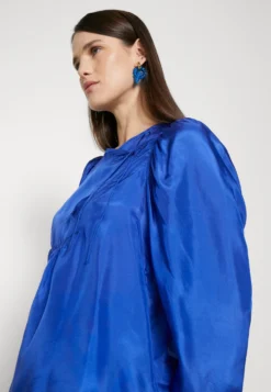 MUNTHE Drive - Blouse 18 MUNTHE Drive - Blouse -Esprid Shop 632e973758e048f0ac054cf8bb726e63 scaled