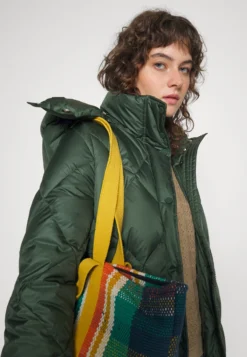 Marc O'Polo Diamond Quilting Detachable Hood Welt Poc - Down Jacket - Pine Forest -Esprid Shop 682c63b417a84523affea87e5e2f03fd scaled