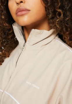 Logo Track Jacket - Training Jacket - Sand -Esprid Shop 68df995d08b54f7997e03d7e498ed032 scaled