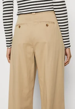 Gant Relaxed - Trousers - Dark Khaki -Esprid Shop 6beb579158404cada2a219a40642b2e6 scaled