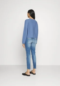 DRYKORN Meami - Jumper - Blue -Esprid Shop 6ee4ee7b023f4a12bef2912230f2af4f scaled