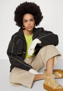 WEEKDAY Cody Tracksuit Jacket - Bomber Jacket - Black -Esprid Shop 6f086f5a730c46baab7fa8d73ce0bf91 scaled