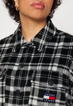 Tommy Jeans Curve Check Overshirt - Button-Down Blouse - Black -Esprid Shop 719bb2a782964f1cb504d20e0e950478 scaled