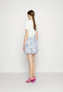 DKNY Pull On Prnt Skirt - Mini Skirt -Esprid Shop 738fafe348b4436e890b07684990d51e scaled