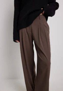 NA-KD Mid Waisted Oversized Trousers - Trousers - Brown -Esprid Shop 7b708d1f99d54970a11f7da42387089d scaled