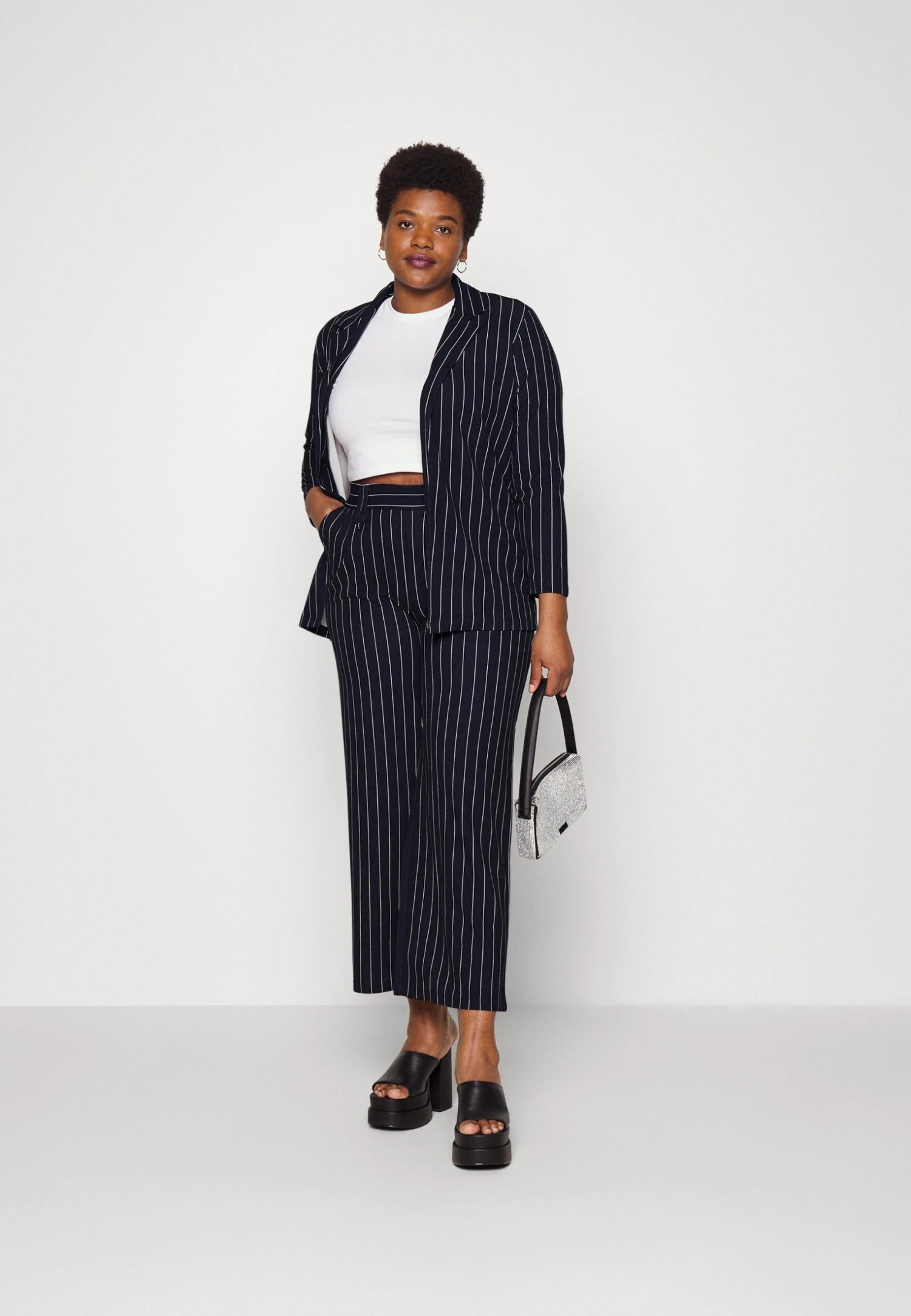 ONLY CARMAKOMA Carsania- Blazer - Night Sky Stripes/Cloud Dancer 2 ONLY CARMAKOMA Carsania- Blazer - Night Sky Stripes/Cloud Dancer - Image 2