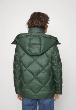Marc O'Polo Diamond Quilting Detachable Hood Welt Poc - Down Jacket - Pine Forest -Esprid Shop 8332fcd9b083476e9079e0b461ac3ecc scaled