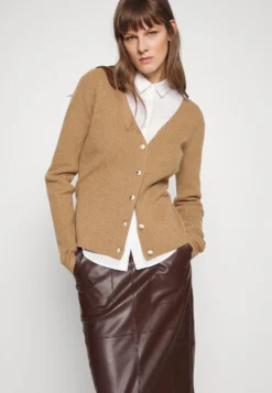 Mother Of Pearl Bethany - Cardigan - Praline -Esprid Shop 841761f7bf894a93991939301cf714ad scaled