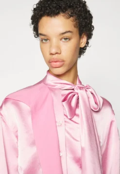 Victoria Beckham Scarf Neck Blouse - Button-Down Blouse - Rose -Esprid Shop 87b40730f7ab4db99ea74dd17fdd9934 scaled