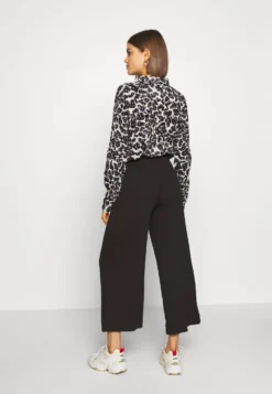 Monki Trousers - Black Dark 7 Monki Trousers - Black Dark -Esprid Shop 888cc6d9cbd3446da6e65d7f1c88a56d scaled