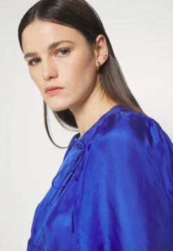 MUNTHE Drive - Blouse 23 MUNTHE Drive - Blouse -Esprid Shop 895dafa940d4463980a699aa7ce2a488 scaled