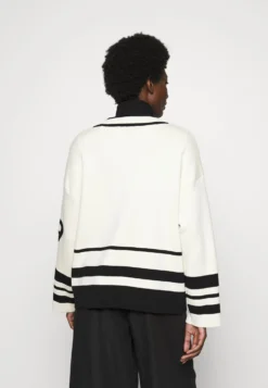 Gant V-Neck Cardigan - Cardigan - Ebony Black -Esprid Shop 8c0604ad81884f7798f6358bb732d162 scaled