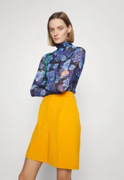 Alice + Olivia Delaina- Long Sleeved Top - Dream Royalty -Esprid Shop 8ff4734129cc4f1a9e22b05cdd2271bb scaled