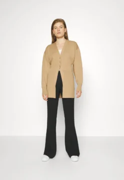 Boss Fanshui - Cardigan - Medium Beige -Esprid Shop 96b048f7017941e89e28eeab235a0848 scaled