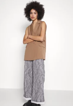 Yasloui Waistcoat - Waistcoat - Otter -Esprid Shop 992c85556e694a9db9d674955ec2bb58 scaled